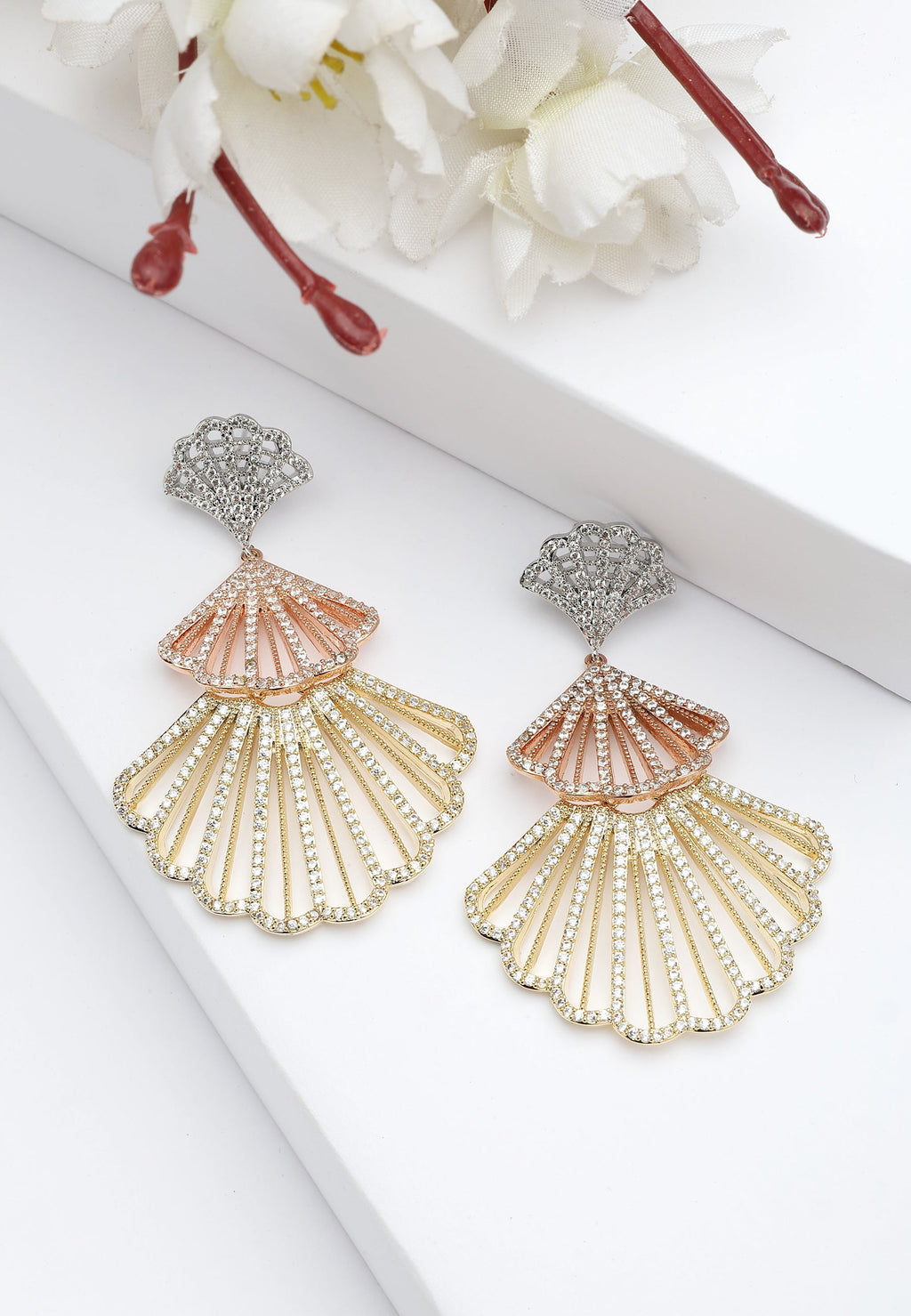 Diva Shell-shaped Dangle Earrings